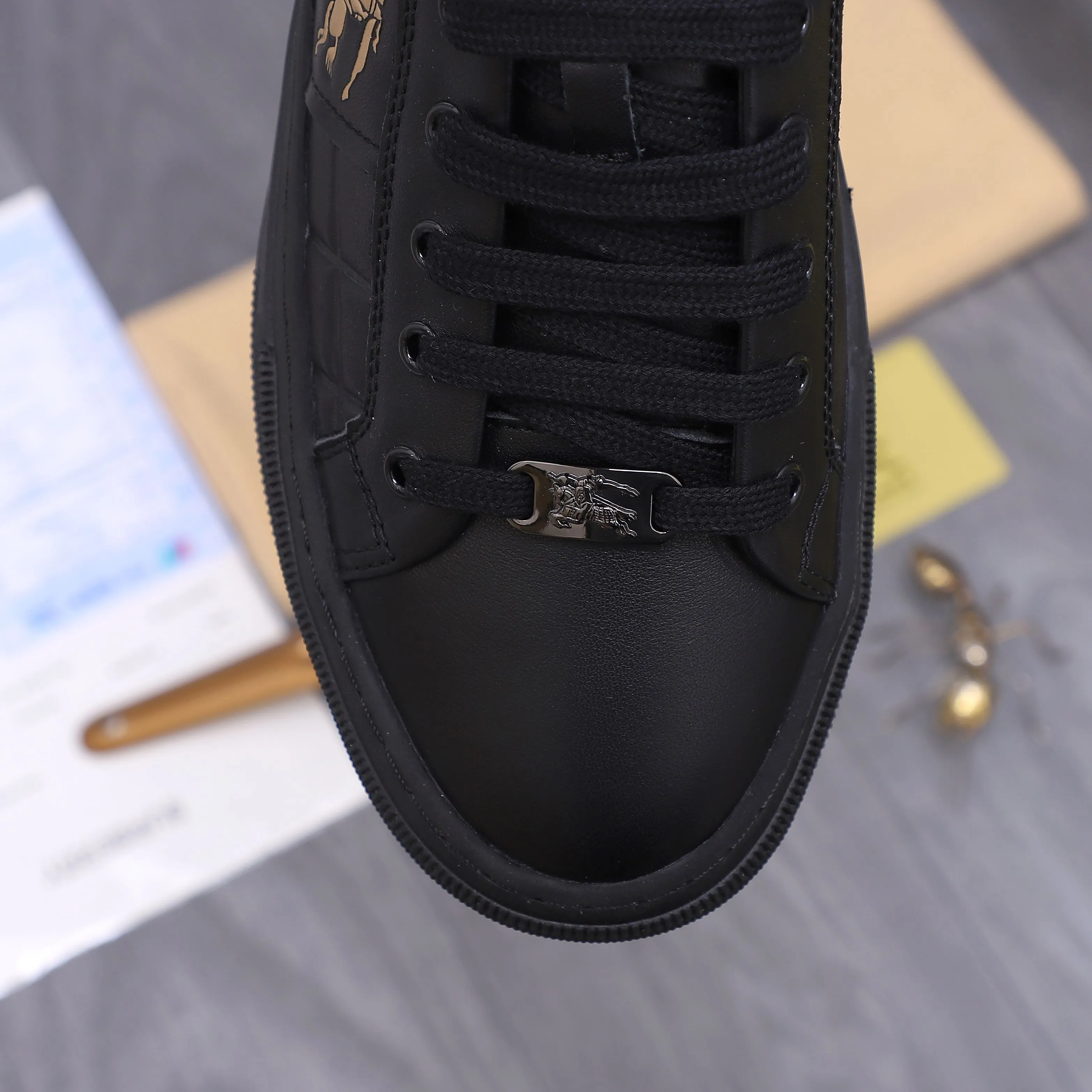 Men's shoes 💰p400 Product trademark: Burberry "Burberry" casual shoes Regular size: 38-44 Product materials: Selected cowhide embossed upper, pigskin lining, rubber outsole
